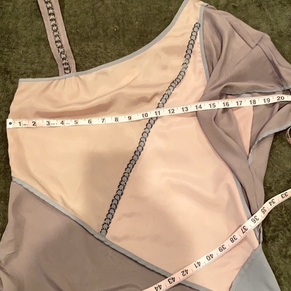 Anthropologie LuPruia One Shoulder Blouse Silver Chain Detail Muted Rose Size M - Picture 9 of 11